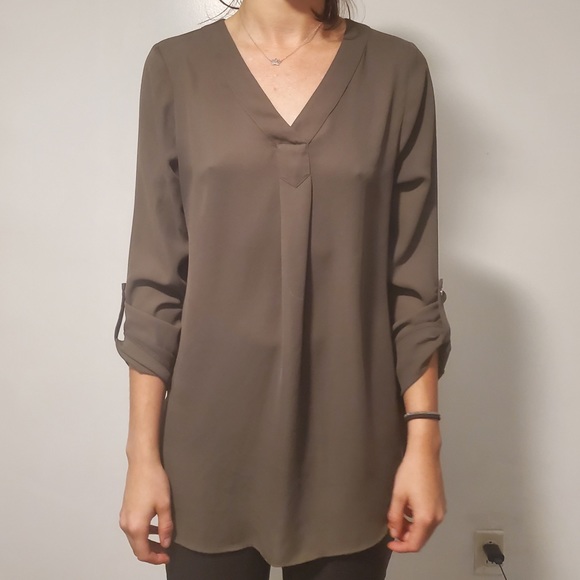 The same blouse over and over - Picture 4 of 7